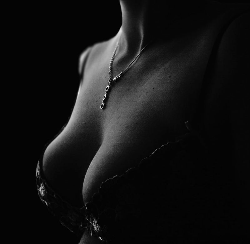 Escort Hamburg Dame mit schönen Dekolltée