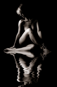 Nackte Escort Dame aus Hamburg im Wasser
