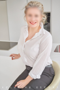 Escort Dame Eve vom Escort Hamburg im casuel Dress