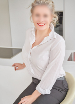 Escort Dame Eve vom Escort Hamburg im casuel Dress